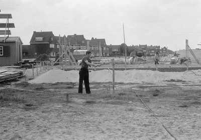 845045 Afbeelding van de bouw van vijftig woningen in de omgeving van het Looplantsoen te Utrecht.